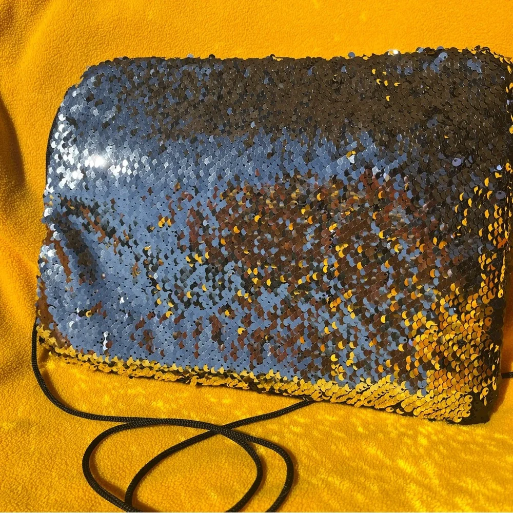 Sequin reversible silver & blue purse clutch tablet bag. Faux fur back, zipper.